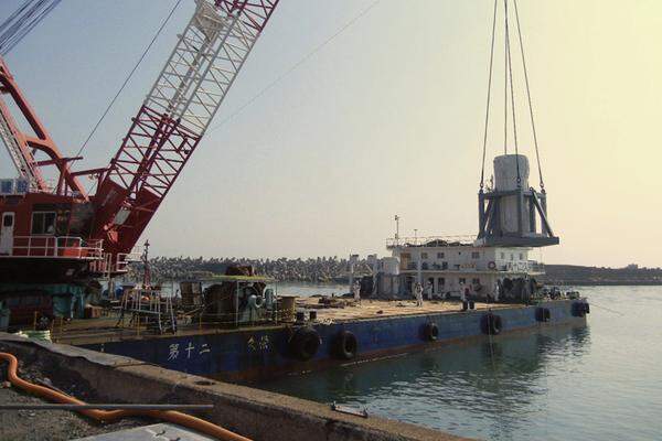 25. März 2011: Zwei Wochen nach dem Beben gibt es Hinweise auf eine fortschreitende Zerstörung von Reaktorblock 3. Die Regierung zeigt sich besorgt, dass die Kühlung des AKW Fukushima Eins mit Meerwasser von außen zu einer Salzverkrustung der Brennstäbe und damit zu neuen Risiken führen könnte.