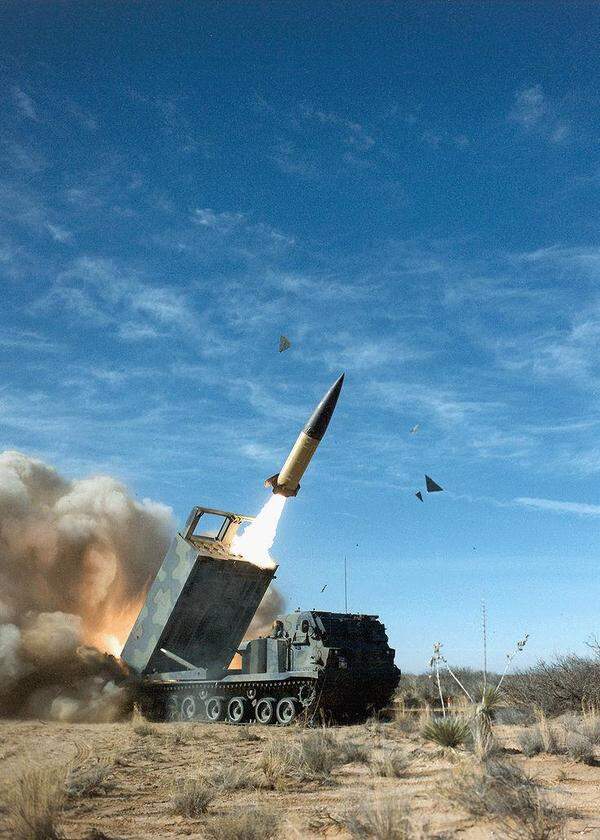 ATACMS-Rakete startet von einem M270-Werfer.