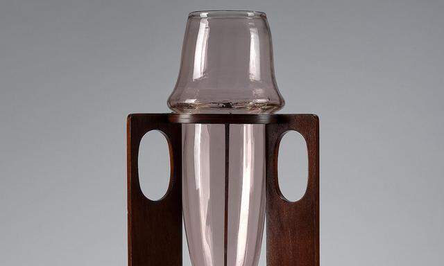 Vase im Holzgestell, entworfen von Josef Hoffmann.