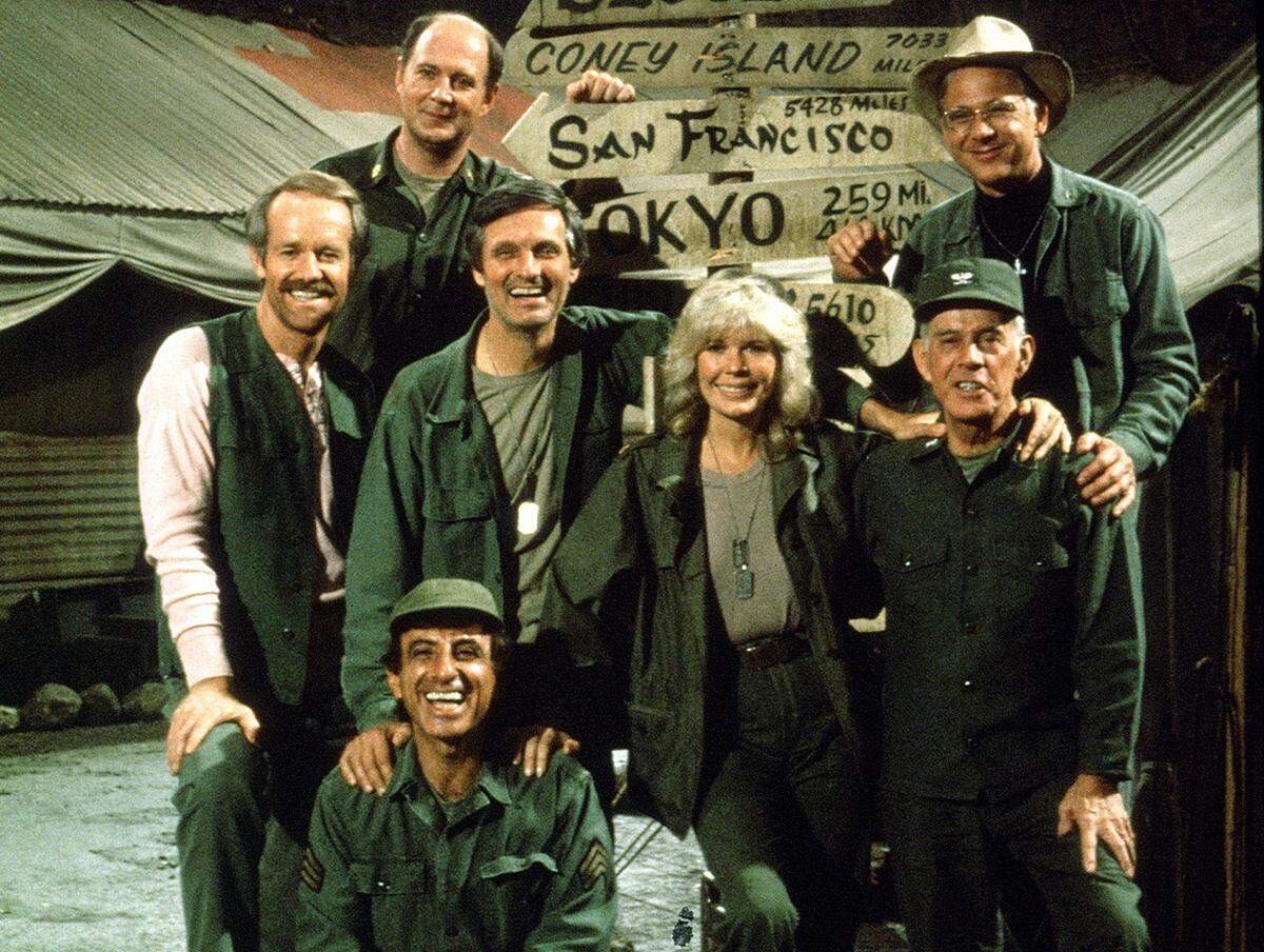 Wie die "Mary Tyler Moore Show" war auch "M*A*S*H" bahnbrechend, beschäftige man sich doch mit der Antikriegsstimmung in den USA - und das auf schräg-humorige Weise. Im Zentrum der tragikomischen Serie, die auf einem Film von Robert Altman basiert, stehen die Mitarbeiter eines mobilen Feldlazaretts (Mobile Army Surgical Hospital) im Koreakrieg. Fürs TV adaptiert: Larry Gelbart