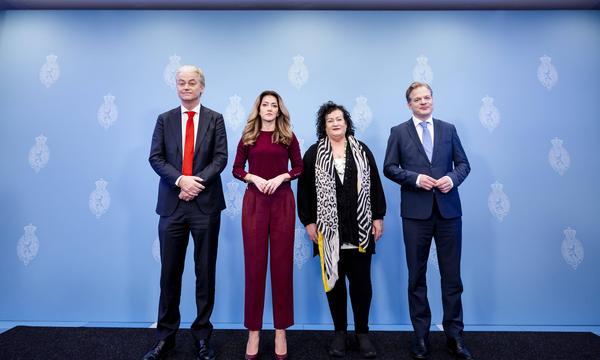 Wahlsieger Geert Wilders (li.) und seine Koalitionspartner Dilan Yeşilgöz (Volkspartei), Caroline van der Plas (Bauern-Bürger-Bewegung) und Pieter Omtzigt (Neuer Gesellschaftsvertrag).