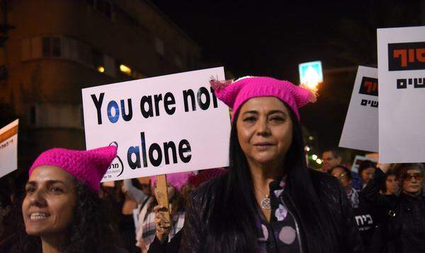 Und auch in letzter Zeit blieb man der Protestmode treu. Beim Women's March etablierte sich etwa die rosarote Pussyhat-Kopfbedeckung.