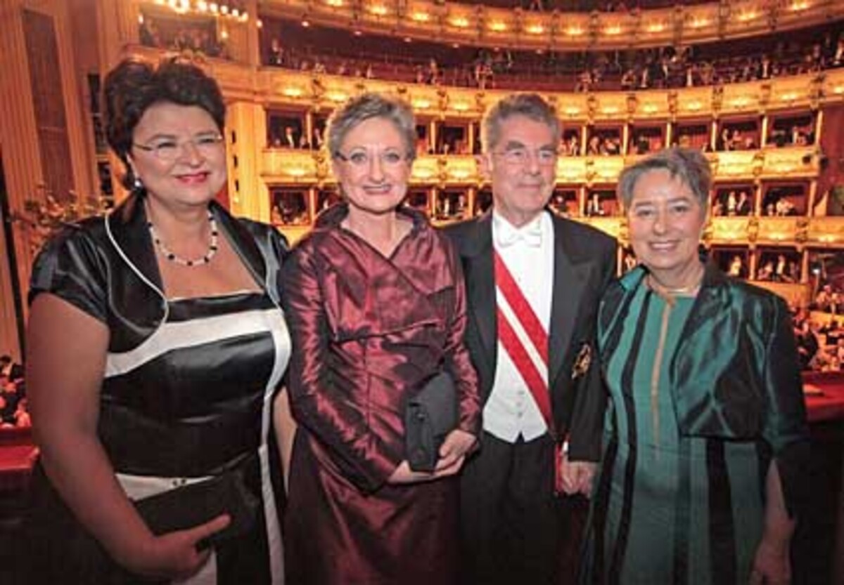 Wiener Vizebürgermeisterin Renate Brauner (ganz li), Ministerin Claudia Schmied (2.v.li), BP Heinz Fischer (3.v.li) mit Gattin Margit