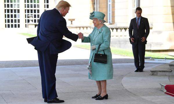 Dann die Begegnung von Trump mit der Queen. Der Händedruck war kurz und etwas eigen.