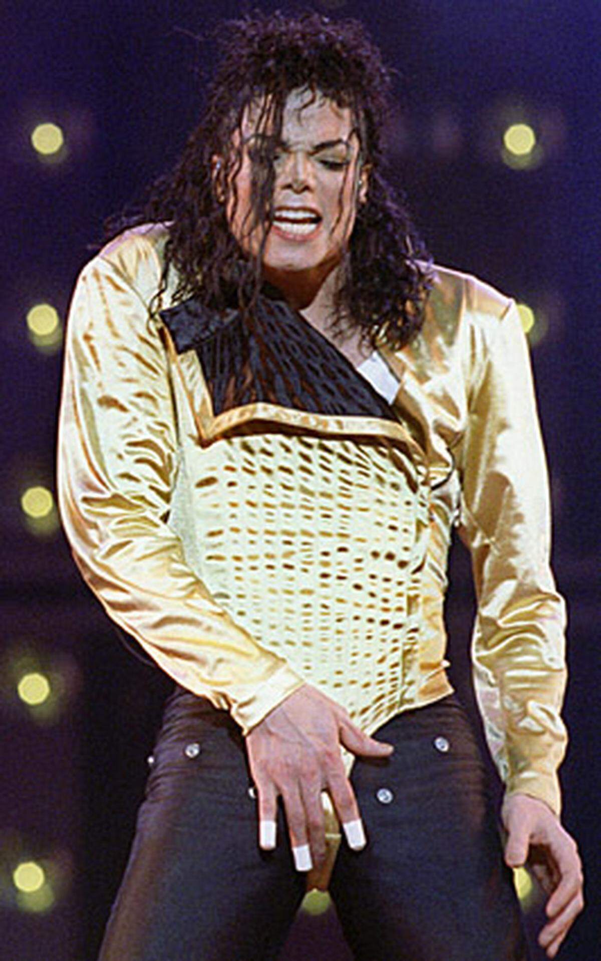 Der "King of Pop" stirbt nach einem Herzinfarkt in einem Krankenhaus in Los Angeles. Mitte Mai war der mit Spannung erwartete Auftakt von Jacksons geplanter Comeback-Tour in London vom 8. Juli auf den 13. Juli verschoben worden. Drei weitere der insgesamt 50 geplanten Shows sollten erst im März 2010 nachgeholt werden. Die Terminverschiebung habe organisatorische Gründe, hieß es damals.