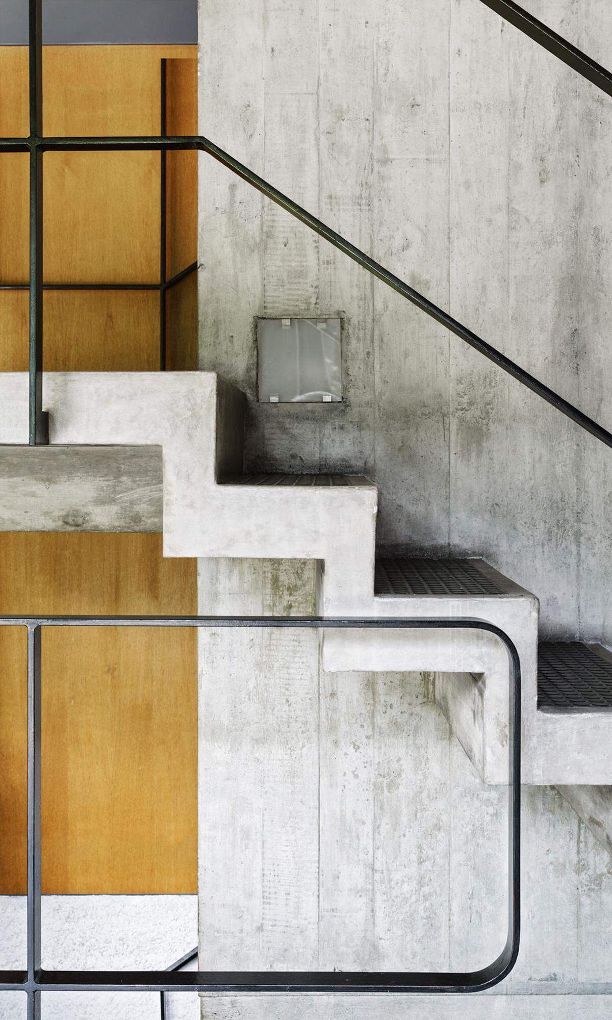 Er sollte zu einer Art Vermächtnis der Architektenlegende werden. Für Le Corbusier war dieser lichte Pavillon das „Kühnste", das er je gebaut hätte. Für seine Anhänger jedoch schwerer einzuordnen in ein Spätwerk, das mehr von Beton beziehungsweise Brutalismus geprägt war. Architektur. Stringent bis ins Detail, das gilt auch für den Treppenaufgang.
