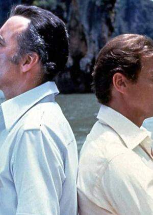 Christopher Lee Roger Moore Scaramanga Christopher Lee l fordert James Bond Roger Moore zum Due