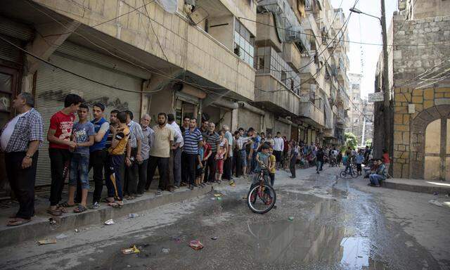 Lange Schlangen vor den Bäckereien. In dem von Rebellen kontrollierten Osten Aleppos stellen sich Menschen an, um Brot zu ergattern.