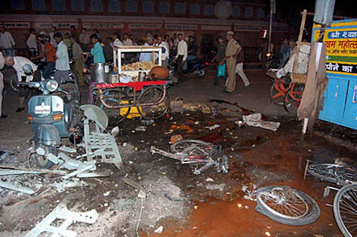 Bei einem Terrorangriff in der nordwestindischen Touristenmetropole Jaipur sterben mindesten 63 Menschen, 118 werden verletzt. Innerhalb weniger Minuten waren im Zentrum der Hauptstadt des Unionsstaates Rajasthan acht Bomben detoniert.