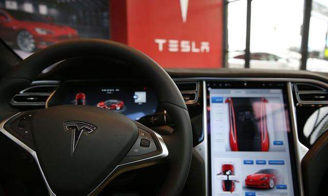 US-INVESTIGATION-CONTINUES-INTO-TESLA-DRIVER'S-DEATH-WHILE-IN-AU