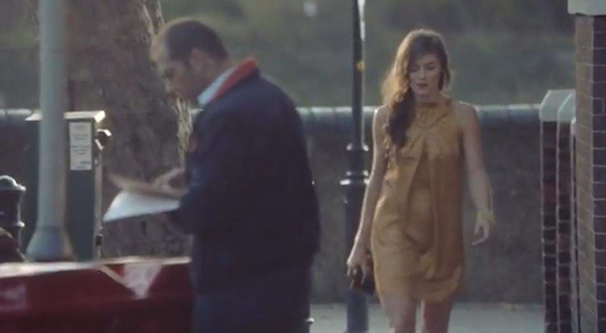 Nur eine Frau - offensichtlich in Harvey Nichols gekleidet - ging im Werbespot selbstbewusst die Straße entlang.