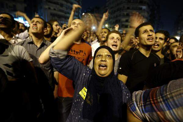 Nach den Präsidentschaftswahlen in Ägypten kam es in der Nacht auf Dienstag zu Protesten in Kairo. 2000 Menschen sollen am Tahrir-Platz gegen den Wahlausgang protestiert haben. Das Wahlkampfbüro des Kandidaten Ahmed Shafiq wurde angezündet. Er gilt als Mann des alten Regimes unter dem gestürzten Hosni Mubarak. Shafiq wird in einer Stichwahl Mitte Juni gegen den Islamisten Mohammed Mursi antreten.