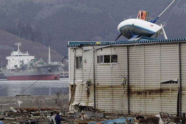 Montag (21. März): Ein Segelboot ist in Ofunato auf einem Fabriksdach zu liegen gekommen.