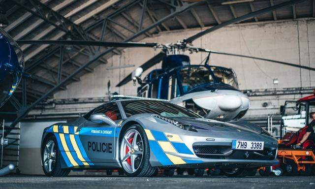 Der Ferrari 458 Italia trägt nun die tschechischen Polizei-Streifen.