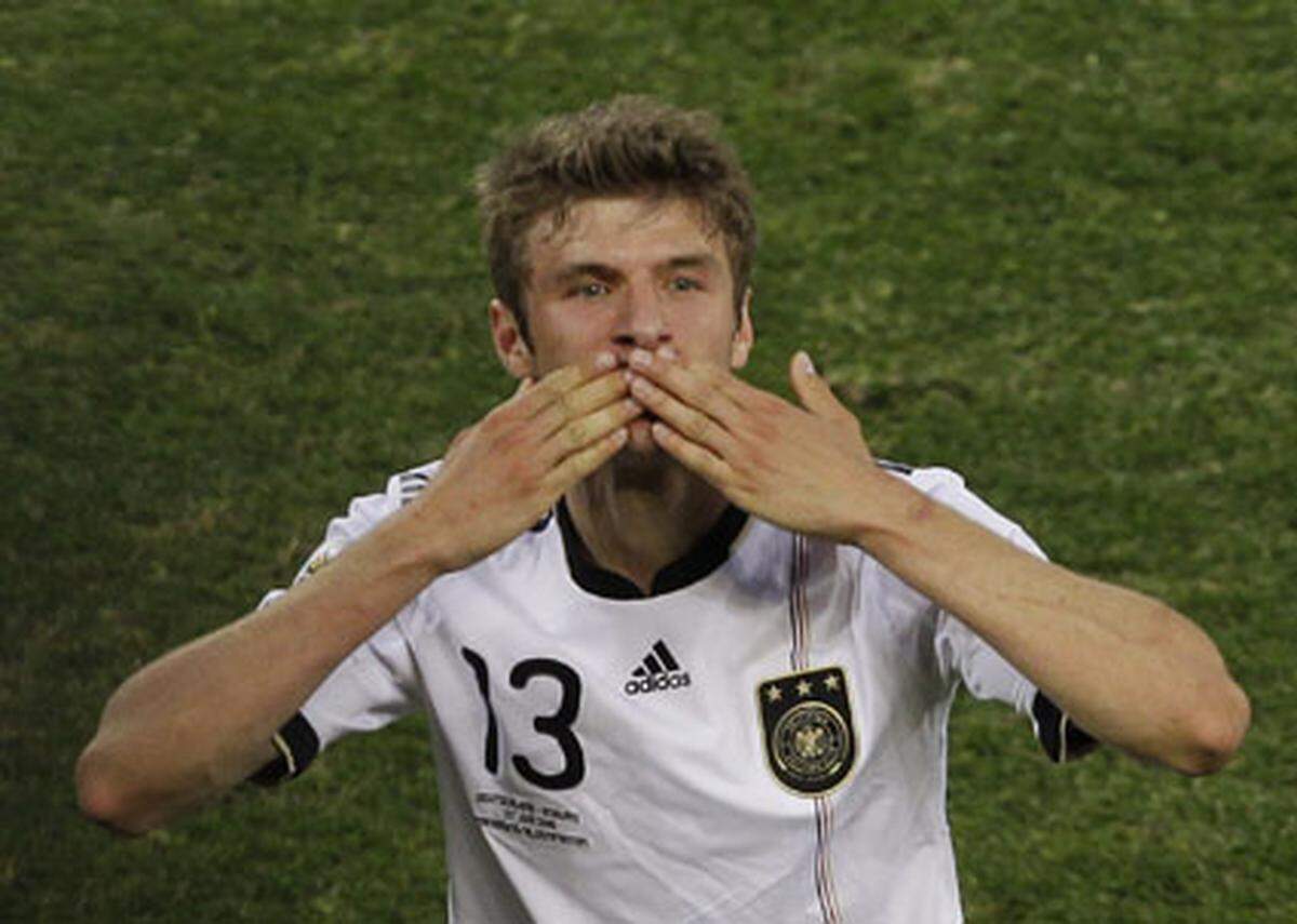 Thomas Müller hatte nach dem 4:1-Sieg von Deutschland gegen England verständlicherweise gut lachen. Der 20-Jährige wurde nach seinen beiden Treffern zum "Man of the match" gewählt. Nach dem Beantworten der Fragen an der Pressekonferenz verabschiedete er sich aber schnell unter die Dusche. "Die Mikrofone verbiegt es schon, weil ich so stinke", meinte Müller.