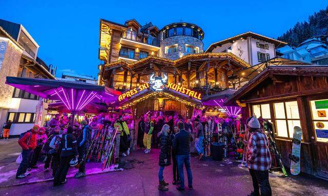 Einer der Tempel der Après-Ski-Jünger: Der Kuhstall im Ortszentrum von Ischgl.