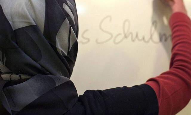 Lehrerin mit Kopftuch in einer deutschen Schule gestelltes Foto Im sogenannten Kopftuchurteil des