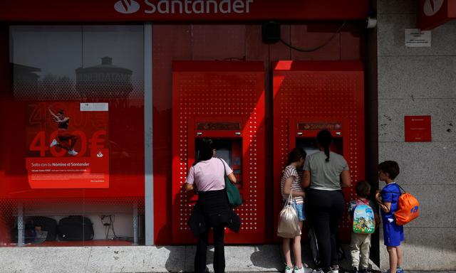 Ein starkes Privatkunden-Geschäft auf dem Heimatmarkt hat den Gewinn der spanischen Großbank Santander im Auftaktquartal angeschoben.