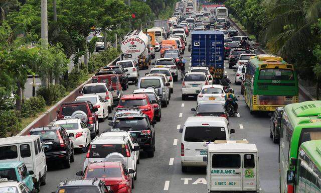 Motorists drive through heavy traffic flow along Roxas boulevard in Metro Manila, Philippines