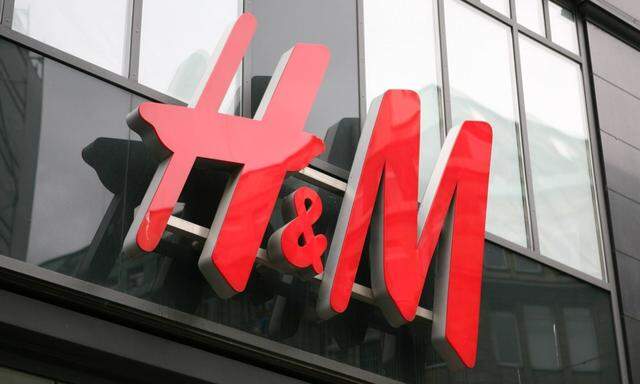 Firmenlogo einer Filiale von H&M in der Innenstadt von Hamburg 18 08 2016