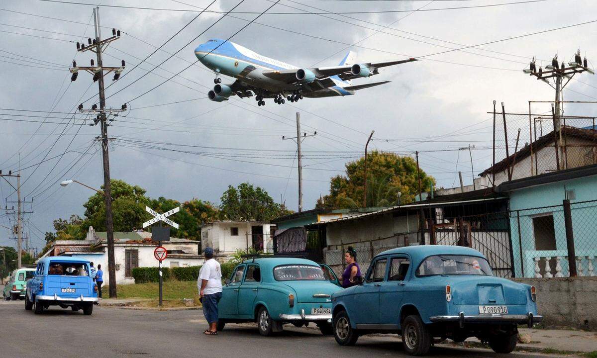 20. März 2016. Die Air Force One des US-Präsidenten - damals noch Barack Obama - im historischen Landeanflug auf den Flughafen Havanna auf Kuba.