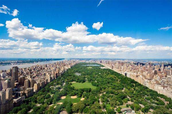 157 West 57th Street Fl 85, New York City (New York) lautet die genaue Adresse dieser luxuriösen Residenz im Herzen Manhattans und befindet sich genau genommen im Nobel-Tower One57. Der Central Park liegt den Bewohnern zu Füßen.