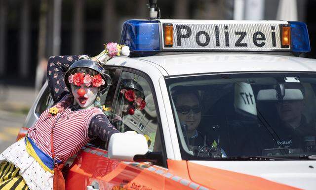 Schon der traditionelle 1. Mai-Umzug stand in Zürich im Zeichen des Frauenstreiks. Im Bild eine Teilnehmerin.