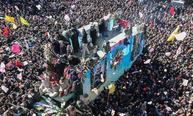 Tausende kamen zum Trauerzug nach Kerman, wo die zwei Särge von Generälen durch die Stadt gefahren wurden.
