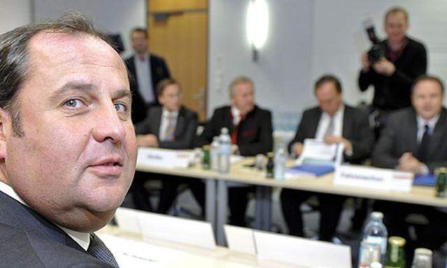 Josef Pröll beim Hypo-Gipfel im Finanzministerium in Wien