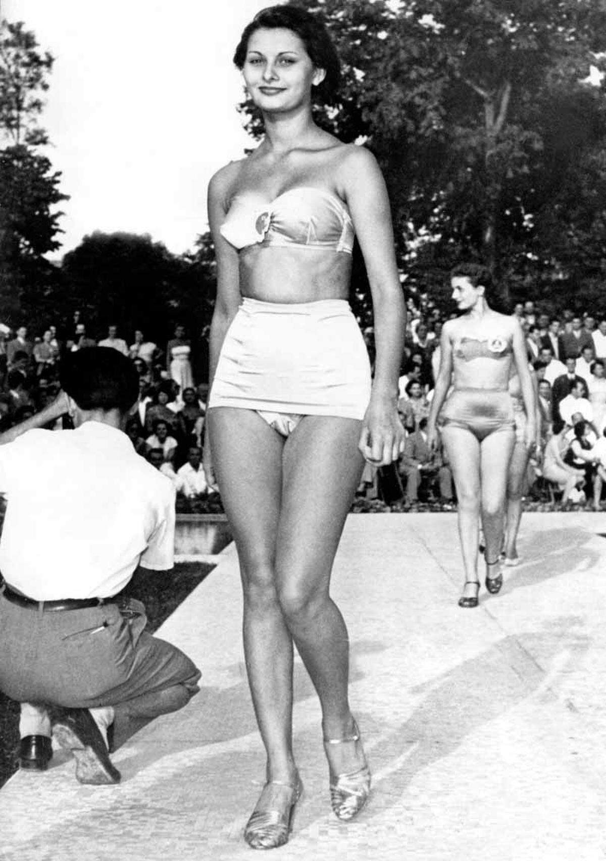 Sophia Loren zeigte sich 1950 im Zuge der Miss Italia Wahl im hochgeschlossenen Bikini. Sie gewann übrigens den Titel "Miss Eleganza".