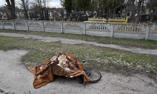 Im Gegensatz zu sozialen zeigen viele klassische Medien die Toten in der Ukraine verhüllt oder unkenntlich gemacht – das entspricht auch der Linie der Presse und von diepresse.com.