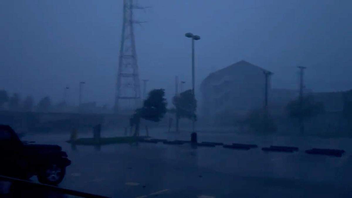 Strom aus: Hurrikan "Ida" war am Sonntag im Bundesstaat Louisiana auf Land getroffen, ...