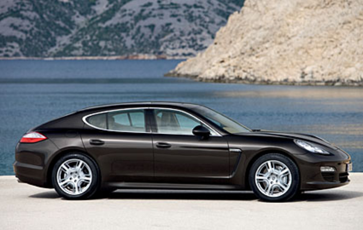 In diesem Fall könnten die Porsche-Menschen nämlich ruhiger schlafen: Wir erlebten eine tatsächlich ungekannte Kreuzung von Sportlichkeit und Limousinenkomfort. Jedenfalls vom Fahrersitz aus.