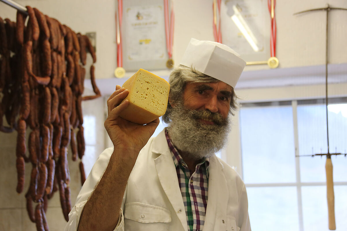 Käsen auf der Alm in der Wildschönau: Käse-König Johann Schönauer.