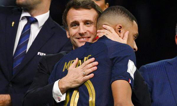 Emmanuel Macron herzt Kylian Mbappé.