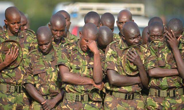 Kenianische Soldaten trauern um ihre Kameraden. 