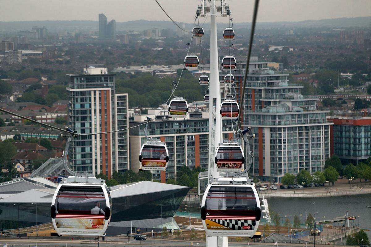 Die Seilbahn hat eine Kapazität von 2500 Passagieren pro Stunde, eine Karte kostet 3,20 Pfund, Kinder zahlen 1,60 Pfund.