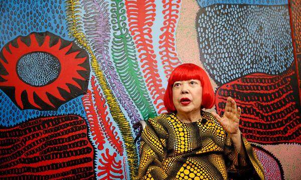Und die Frauen? Hier soll die japanische Künstlerin Yayoi Kusama Rekordhalterin sein. In Tokio hat sie inzwischen ein eigenes Museum. Ihre Vorliebe für grelle bunte Farben, Punkte und Muster haben ihren Ursprung in Halluzinationen, unter denen die preisgekrönte Japanerin seit ihrer Kindheit leidet. 2008 erzielte eines ihrer Werke auf einer Auktion den höchsten Preis, der bis dahin für eine lebende Künstlerin gezahlt wurde. Das Ölgemälde "Nr. 2" (1959) brachte 5,8 Millionen Dollar ein.