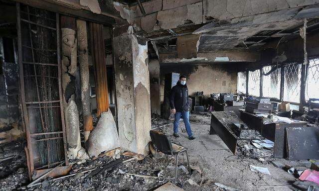 Spur der Verwüstung. Ausgebrannte Büros des TV-Senders Mir TV in Almaty.