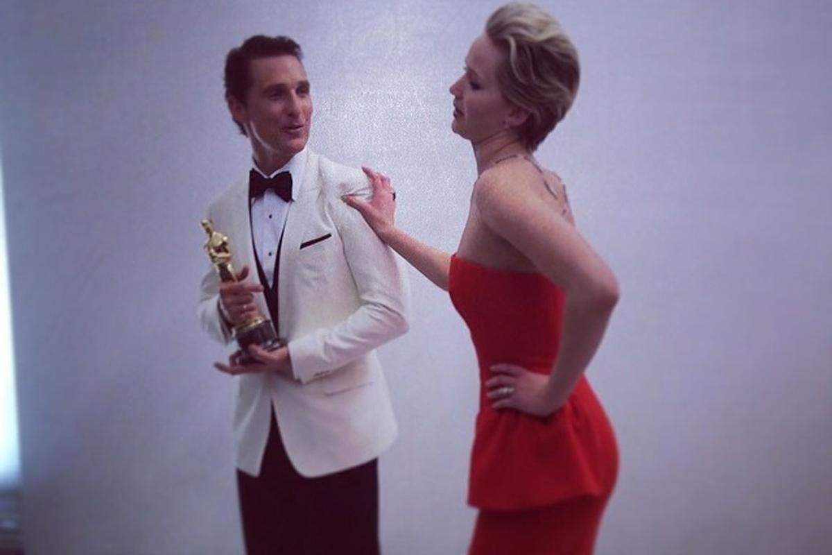 Jennifer Lawrence scheucht Matthew McConaughey, den besten Schauspieler des Oscarjahres 2014, vor sich her.