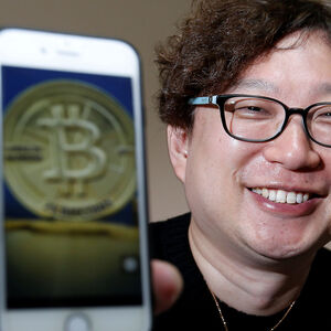 Ein japanischer Bitcoinhändler posiert mit seinem Smartphone. 