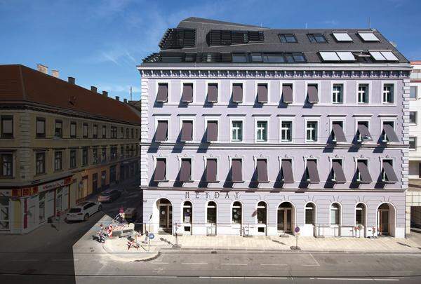 Das Wohnhaus Mariahilfer Straße 182 in Wien konnte die Kategorie Altbau für sich entscheiden. Nach einer Gasexplosion 2014 lag das Gebäude in Trümmern. Mit dem Entschluss, das Wohnhaus wiederaufzubauen, wurde ein Sanierungskonzept erstellt, das umgesetzt wurde. „Hier ist vor allem der innovative Umgang mit der gegliederten Fassade hervorzuheben“, ist in der Jurybegründung zu lesen. „Die Dämmung mit Hanf und Aerogelputz hat gemeinsam mit kontrollierter Wohnraumlüftung eine 80-prozentige Steigerung der Energieeffizienz erreicht.“ 