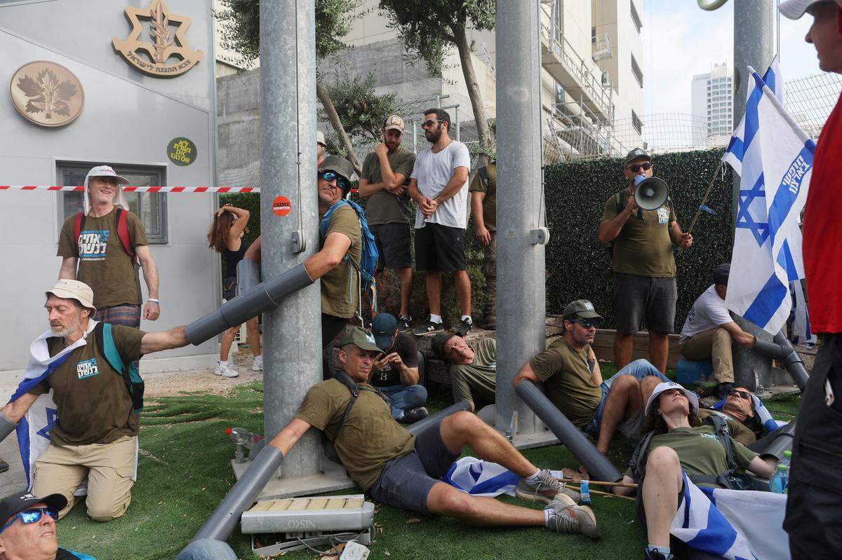 18. Juli. Menschen ketten sich am „Tag des nationalen Widerstands“ vor dem Verteidigungsministerium aneinander, um gegen die Justizreform des israelischen Premierministers Benjamin Netanjahu und seiner nationalistischen Koalitionsregierung zu protestieren.