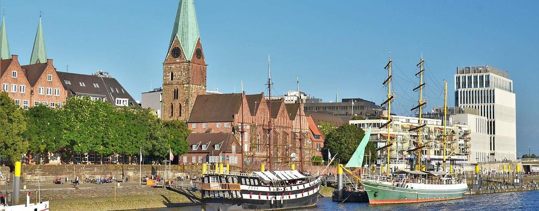 Bremen, die Hansestadt, von ihrer schönen Seite zur Weser hin. 
