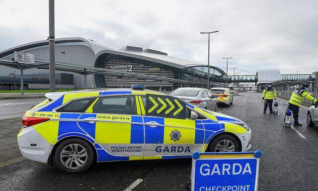 Ein Corona-Checkpoint in der Nähe des Flughafens in Dublin.