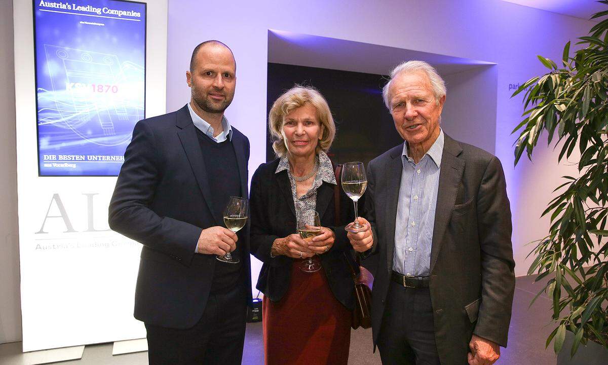 Wirtschaftslandesrat Marco Tittler (l.) mit Gebrüder Weiss-Unternehmerpaar Heidegunde und Paul Senger-Weiss.