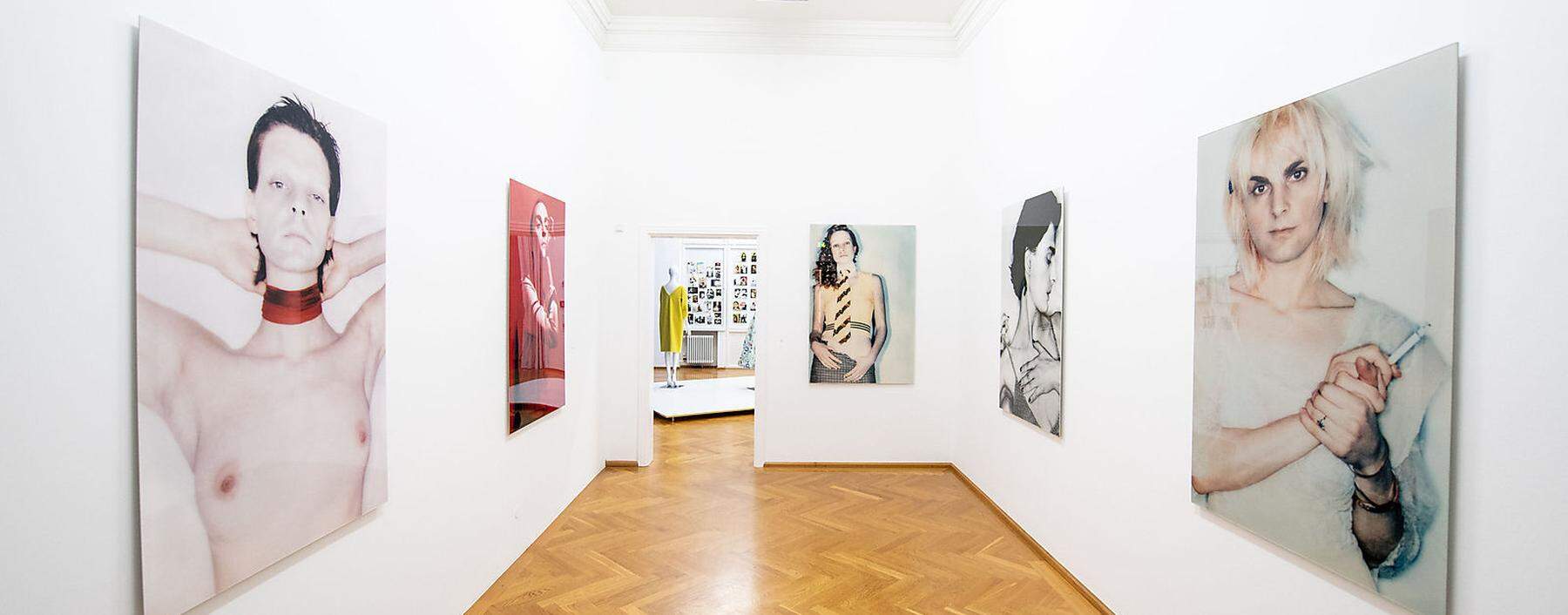 Der Raum mit Fotos von Ugo Rondinone in der &quot;Vogue&quot;-Geburtstagsausstellung in der Villa Stuck. 