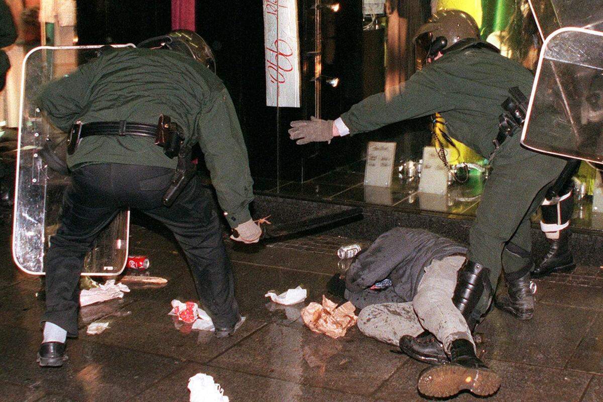 Am 4. Februar 2000 wird das Kabinett angelobt. Den traditionellen Gang vom Bundeskanzleramt über den Ballhausplatz hin in die Hofburg wagt es aber nicht. Zwar ist der Platz von Polizisten gesäumt wie nie zuvor, doch die Eier, Tomaten, Böller, Raketen und Flaschen in den Händen der rund 5000 Protestierenden sind zu abschreckend, um ihn zu überqueren. Stattdessen wird Schwarz-Blau als erste Regierung der Zweiten Republik in die Geschichte eingehen, die einen unterirdischen Gang (seither sarkastisch „Schüssel-Allee“ genannt) einschlägt.