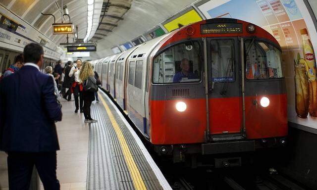 May 23 2016 London London UK London UK Commuters wait for a Piccadilly line train at King