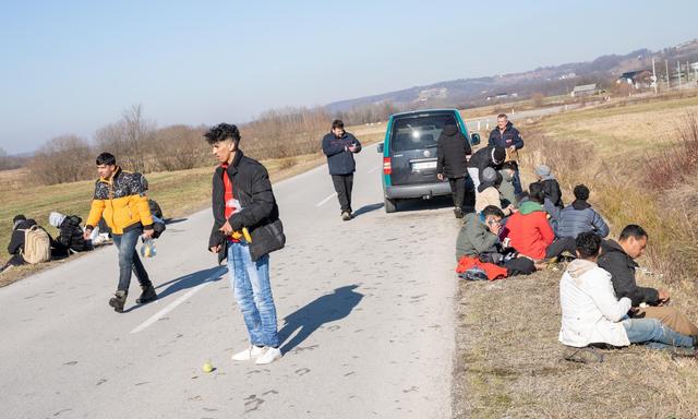 Gestrandet auf der Balkanroute: „Die Schlepper sind mächtiger als je ...